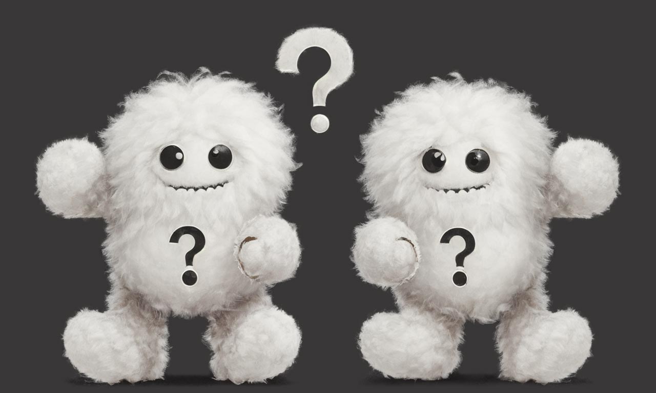 Zwei plüschige weiße Aliens mit Fragezeichen auf der Brust - terramedia gmbh - Wir sind Aliens